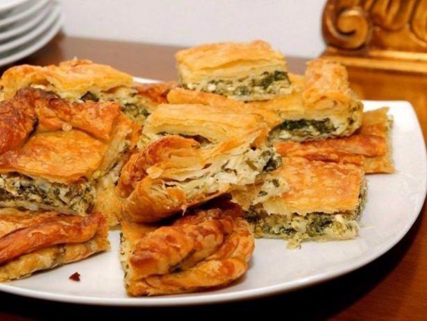 <p>Spanakopita - Girit mutfağına ait bir aperatif olan ıspanaklı börek (Yunanistan)</p>