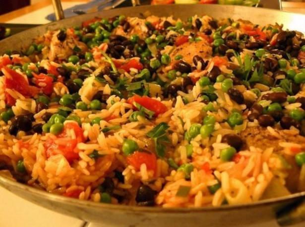 <p>Tavuklu, sebzeli, siyah fasulyeli pilav yemek (Küba)</p>
