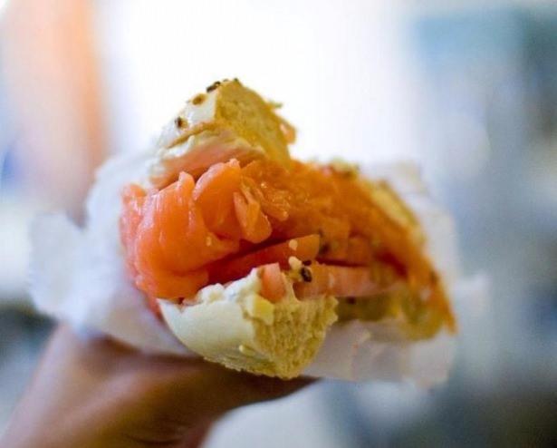 <p>H&H ve Ess-A-Bagel'de NY stili peynirli soğanlı baget yemek (New York, ABD)</p>
