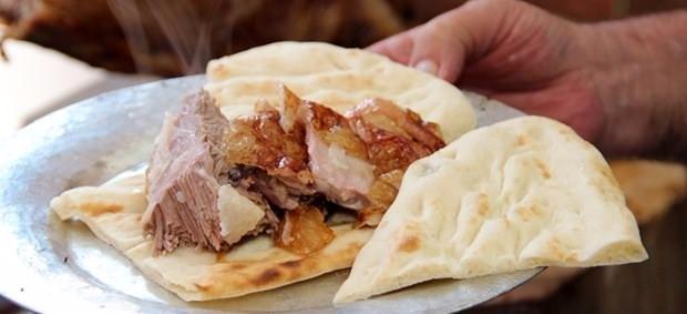 <p>Isparta Kebabı | Isparta<br />
Yaklaşık beş saatlik pişme süresine sahip olan Isparta kebabı, kendine özgü bakır tabaklarda lavaş ekmeği üzerine servis edilir.</p>
