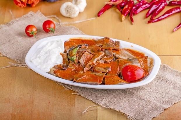 <p>İskender | Bursa<br />
1867 yılında Bursa Kayhan Çarşısı'nda Uludağ'ın enfes kekikleriyle beslenen koçlardan elde edilen etle üretilen İskender, şimdi tüm Türkiye'nin vazgeçilmezi</p>
