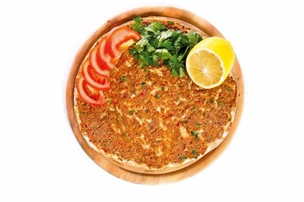 <p>Lahmacun | Gaziantep<br />
Özellikle közlenmiş patlıcanla servis edilen Gaziantep lahmacunu; sarımsaklı ve bol kıymalı harcı ve çıtır çıtır hamuru ile dillerden düşmeyen bir lezzet</p>
