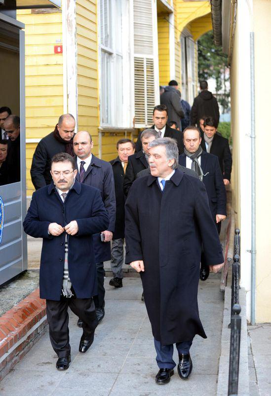 <p>11. Cumhurbaşkanı Abdullah Gül, canlı bomba saldırısının düzenlendiği Turizm Şube Müdürlüğü’nü ziyaret etti. </p>
