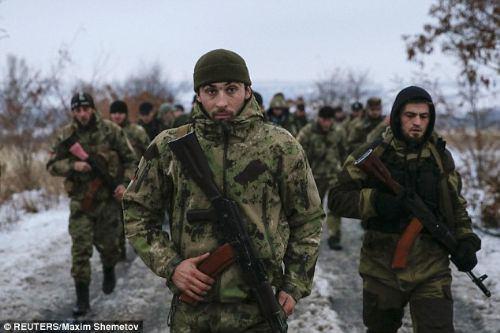 <p>Ukrayna'nın doğusunda yer alan Donetsk'te Rusya yanlısı ayrılıkçılarla beraber yüzlerce Müslüman Çeçen'den oluşan 'Ölüm Taburu' savaşıyor.</p>
<p> </p>
<p> </p>