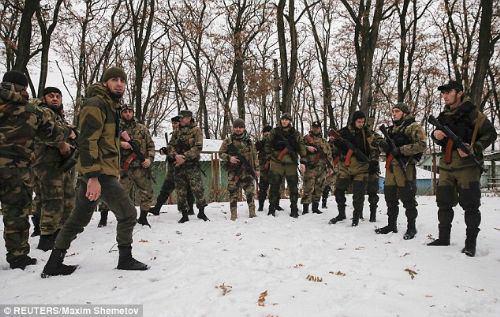 <p>Reuters, Donetsk dışında kendi kampları olan üniformalı ve kamuflaşlı silahlı adamların "Allah u ekber" diyerek karlı havada eğitim yaptıklarını bildirdi. </p>