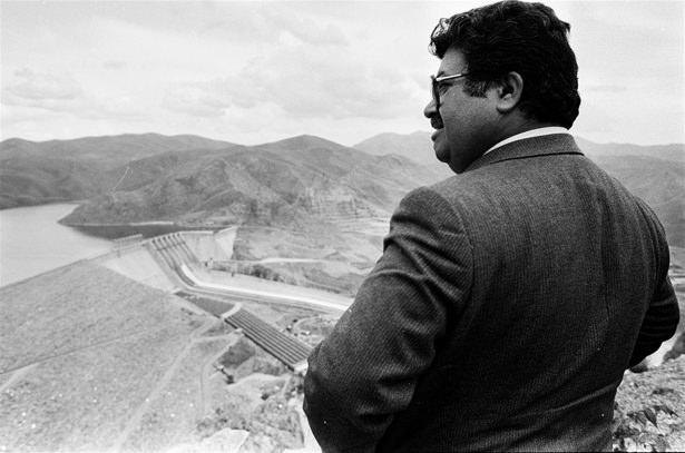 <p>Turgut Özal’ın renkli kişiliğini yansıtan pek çok kare yer alıyor. Başbakan Yardımcısı Turgut Özal, 16 Mayıs 1982'de gittiği Malatya'da incelemelerde bulunurken...</p>
<p> </p>
<p> </p>