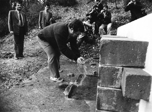 <p>Başbakan Özal, 1982'de Abant gezisi sırasında çeşmeden su içerken görülüyor.</p>
<p> </p>
<p> </p>