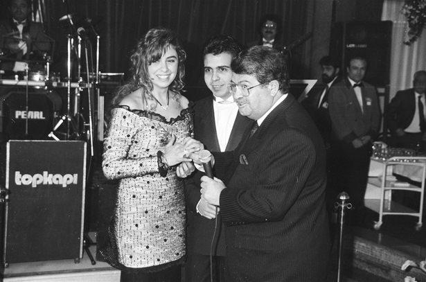 <p>Cumhurbaşkanı Özal, 7 Şubat 1991'de oğlu Efe'nin İzmir'de yapılan nişan töreninde yüzüklerini takarken görülüyor.</p>
<p> </p>
<p> </p>