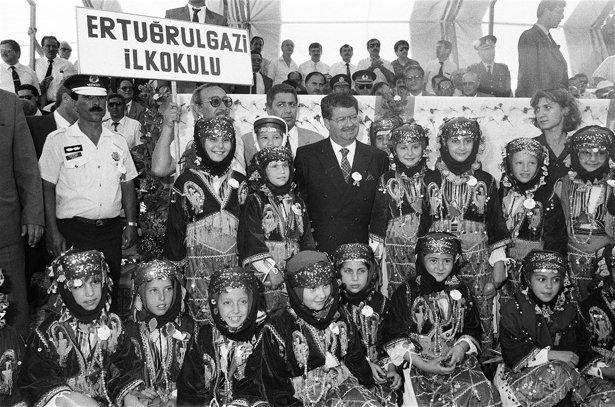 <p>Cumhurbaşkanı Özal'ın 11 Haziran 1990'da İzmir'e düzenlenen gezide öğrencilerle hatıra fotoğrafı çektirirken görülüyor.</p>
<p> </p>
<p> </p>