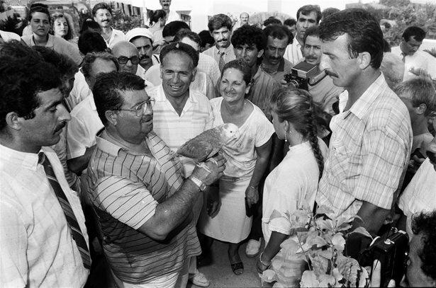 <p>Başbakan Özal, 16 Temmuz 1989'da Antalya'da tatilini geçirirken görülüyor.</p>
<p> </p>
<p> </p>