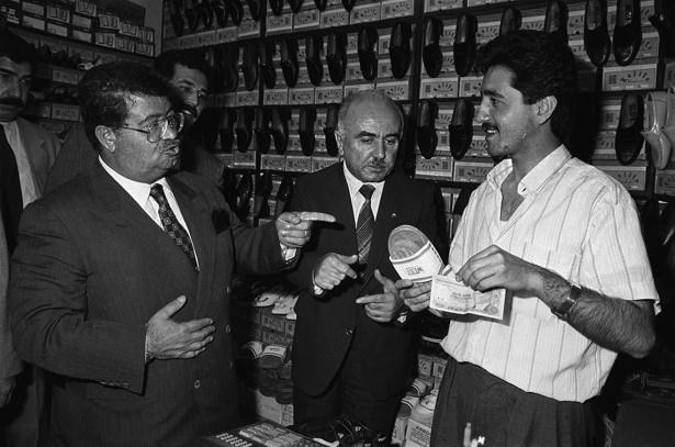 <p>Başbakan Özal, 12 Haziran 1989'da Ankara'da esnaf ziyareti yaparken görülüyor.</p>

<p> </p>

<p> </p>
