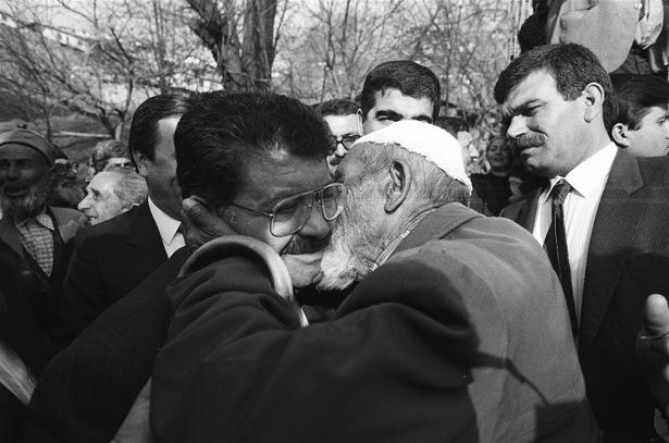<p>Başbakan Özal, 20 Mart 1989'da seçim öncesi Ankara'nın ilçelerini ziyareti sırasında vatandaşların sevgi gösterisi ile karşılandı.</p>
<p> </p>
<p> </p>