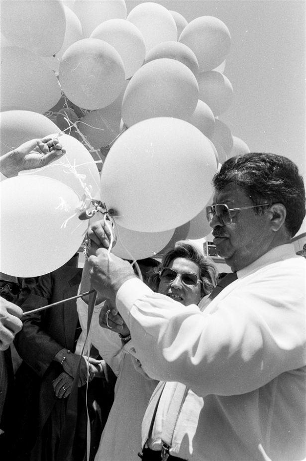 <p>Cumhurbaşkanı Özal ve eşi Semra Özal, 11 Haziran 1990'da İzmir ziyareti sırasında yaptığı incelemeler sırasında görülüyor.</p>
<p> </p>
<p> </p>