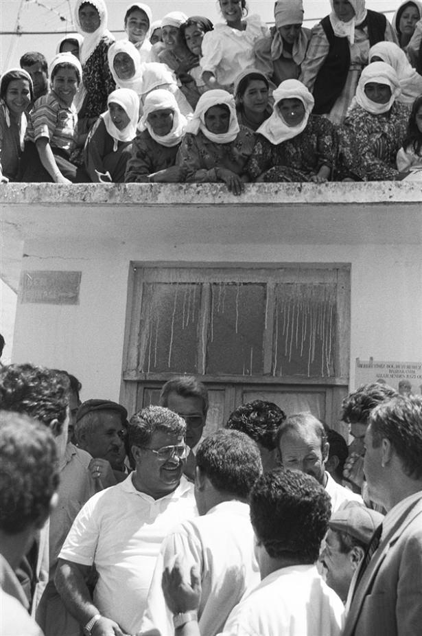 <p>Başbakan Özal, 23 Temmuz 1989'da Malatya'da düzenlenen kayısı festivalinde vatandaşlarla sohbet ederken görülüyor.</p>
<p> </p>
<p> </p>