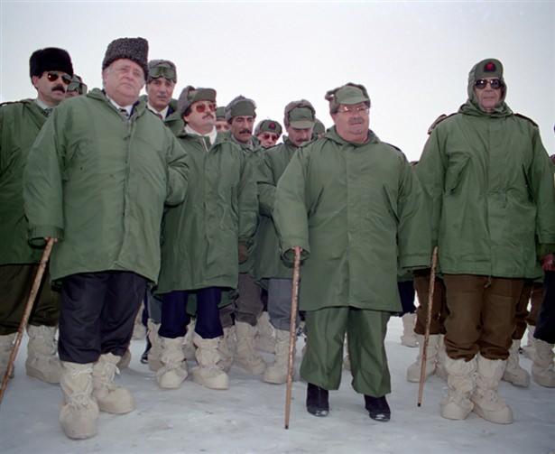 <p>Ağrı'da 25 Şubat 1993'de düzenlenen Kış-93 Tatbikatını, Cumhurbaşkanı Özal ve Başbakan Süleyman Demirel (solda) izlerken görülüyor. Genelkurmay Başkanı Doğan Güreş (sağda)</p>
<p> </p>
<p> </p>