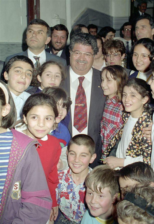 <p>Başbakan Özal, 23 Temmuz 1989'da Malatya'da düzenlenen kayısı festivalinde vatandaşlarla sohbet ederken görülüyor.</p>
<p> </p>