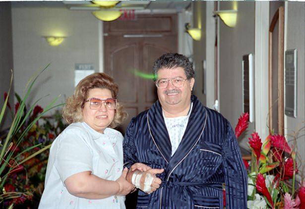 <p>Cumhurbaşkanı Özal, 16 Nisan 1993'de Armoni Sanat Galeri'nden çıkarken çocuklarla fotoğraf çektirdi.</p>

<p> </p>
