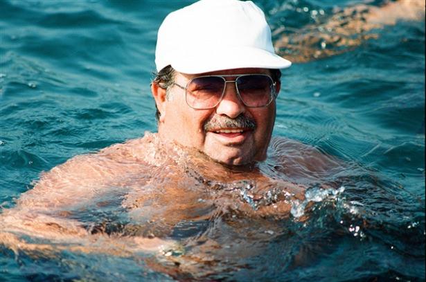 <p>Cumhurbaşkanı Turgut Özal, 13 Ağustos 1991'de yaz tatilini geçirdiği Marmaris'te yüzerken görülüyor</p>
<p> </p>