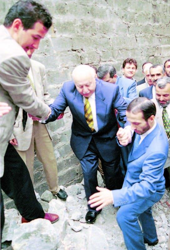 <p>ERBAKAN COCUKLUK ANILARINI YASADI.CENAZE TORENINE KATILMAK ICIN TRABZON'A GELEN KAPATILAN REFAH PARTISI GENEL BASKANI NECMETTIN ERBAKAN, TRABZON'UN ORTAHISAR MAHALLESINDE BULUNAN, COCUKLUK YILARININ GECTIGI PERTEV PASA KONAGINI ZIYARET ETTI. BIR SURE ONCE YANAN VE ARDINDAN RESTERASYON CALISMALARINA BASLANAN EVI GEZEN ERBAKAN ''BU EVDE 1933-38 YILLARI ARASINDA 5 YIL KALDIM. COCUKLUGUMUN EN GUZEL YILARI BURADA GECTI'' DEDI. INSAAT HALINDEKI EVI GEZEN ERBAKAN'A ZAMAN ZAMAN KORUMALARI YARDIM ETTI.</p>
