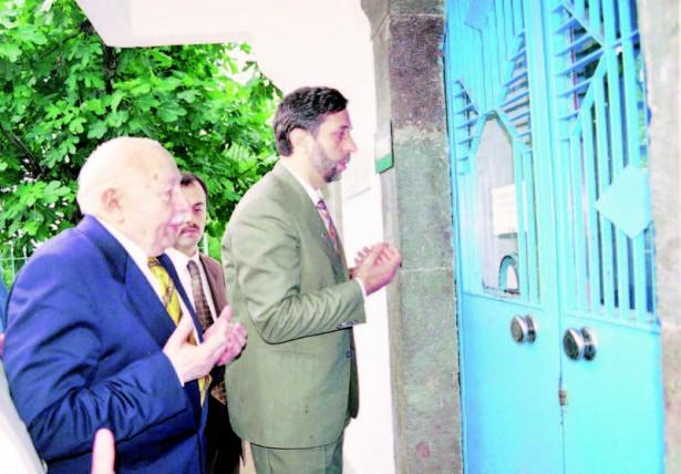 <p>ERBAKAN TRABZON'DA... KAPATILAN REFAH PARTISI GENEL BASKANI NECMETTIN ERBAKAN, CENAZE TORENINE KATILMAK UZERE GELDIGI TRABZON'DA, BOZTEPE MEVKIINDEKI AHI EVREN DEDE TURBESINI ZIYARET EDEREK, DUA ETTI. </p>
