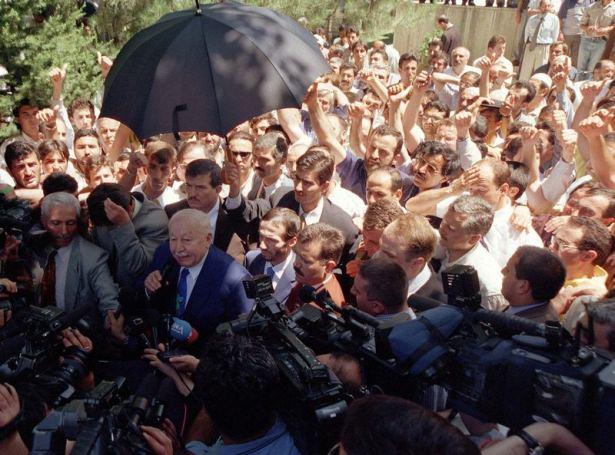 <p>KAPATILAN RP'NIN GENEL BASKANI NECMETTIN ERBAKAN, CUMA NAMAZINI HAMIDIYE CAMII'NDE KILDI. ERBAKAN NAMAZ CIKISINDA GAZETECILERIN SORULARINI YANITLADI. </p>
