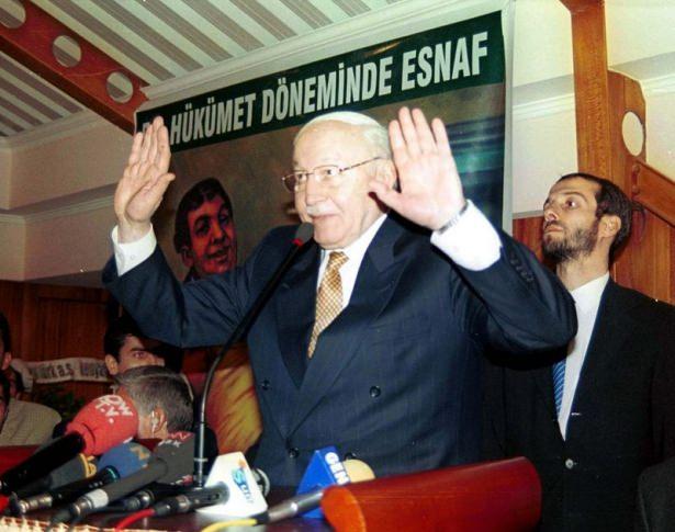 <p>ERBAKAN KONYA'DA...ERBAKAN BU MILLET HANGI ENGEL OLURSA OLSUN ASACAKTIR ''BOZANDAN SONRA YAPAN GELECEKTIR'' DEDI. INSANLARIN CIKIP CARE ARADIKLARI BIR YERDE KURTULUS KONYA'DAN BASLAYACAKTIR DIYE KONUSTU.</p>
