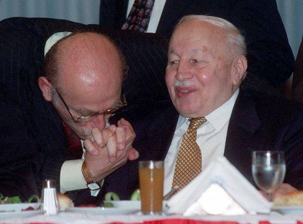 <p>KAPATILAN RP'NIN GENEL BASKANI NECMETIN ERBAKAN, MILLI GENCLIK VAKFI'NIN (MGV) VERDIGI IFTAR YEMEGINE KATILDI. </p>
