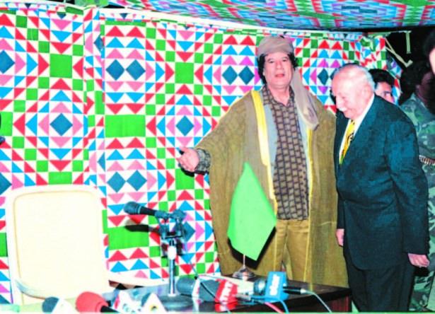 <p> 5 EKIM 1996 TARIHINDE LIBYA'YA RESMI BIR ZIYARET YAPAN NECMETTIN ERBAKAN KADDAFI TARAFINDAN CADIRDA KABUL EDILMISTI</p>
