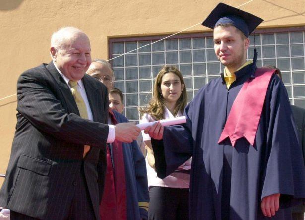 <p>NECMETTIN ERBAKAN, BASKENT UNIVERSITESI ELEKTRIK VE ELEKTRONIK MUHENDISLIGI BOLUMU'NUNDEN MEZUN OLAN OGLU FATIH'E DIPLOMASINI VERDI. </p>
