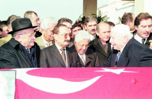 <p> VEFAT EDEN ESKI POLITIKACI OSMAN BOLUKBASI'NIN CENAZE NAMAZI KOCATEPE CAMII'NDE KILINDI. NAMAZA BASBAKAN BULENT ECEVIT, 9. CUMHURBASKANI SULEYMAN DEMIREL, MHP GENEL BASKANI DEVLET BAHCELI, SP GENEL BASKANI RECAI KUTAN ILE KAPATILAN RP'NIN GENEL BASKANI NECMETTIN ERBAKAN DA KATILDI.</p>
