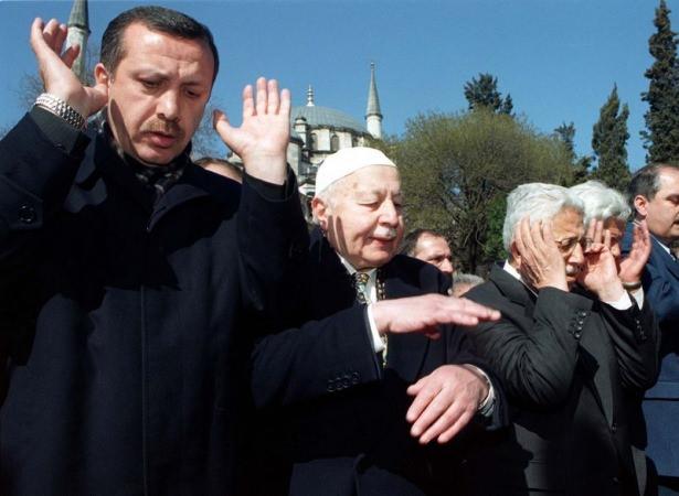 <p>NECMETTIN ERBAKAN'IN AGABEYI PROF. DR. NIZAMETTIN ERBAKAN, FATIH CAMII'NDE KILINAN CENAZE NAMAZININ ARDINDAN TOPRAGA VERILDI. CENAZE TORENINE, SAADET PARTISI GENEL BASKANI RECAI KUTAN VE AK PARTI GENEL BASKANI RECEP TAYYIP ERDOGAN DA KATILDI. </p>
