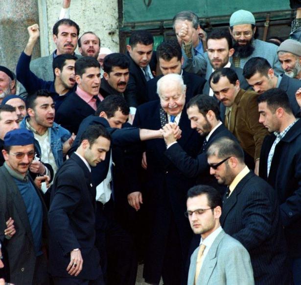 <p>NECMETTIN ERBAKAN, CUMA NAMAZINI SULTANAHMET CAMII'NDE KILDI.</p>
