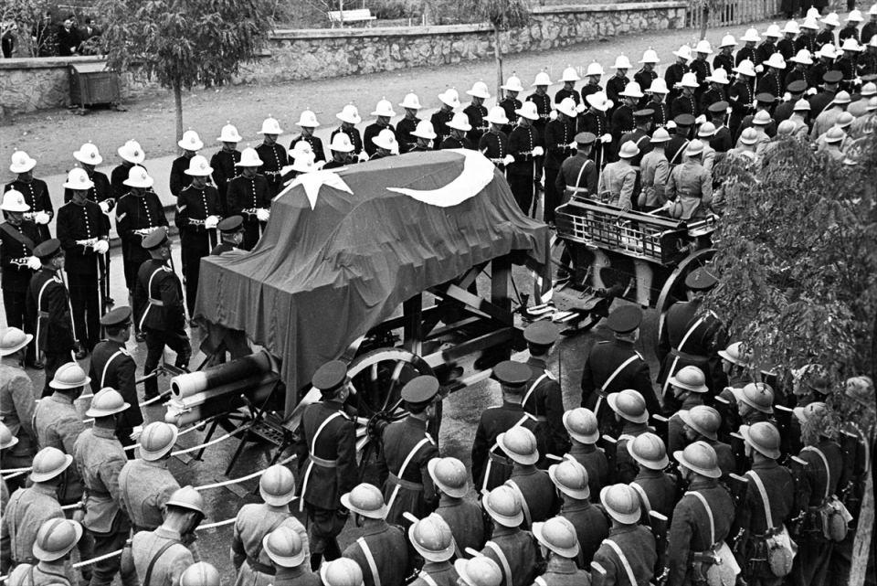 <p> Atatürk'ün cenazesinin 21 Kasım 1938'de Etnoğrafya Müzesi'ne nakli sırasında kortej Talat Paşa Bulvarı'ndan geçerken görülüyor.</p>
