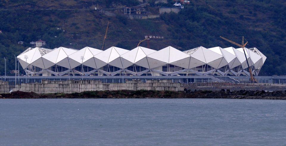 <p>Saha zeminin de hazırlanmasının ardından İtalya'dan gelecek çimlerin yerleştirileceği ve bunun da bir haftalık sürede gerçekleştirebileceği belirtiliyor. Saha zeminindeki çimin havalandırma özelliğinin bulunduğu, alttan ısıtma sistemine de sahip olduğu kaydedildi. Stadyumda 122 locanın tamamının bittiği, sadece son boya işlemlerinin yapıldığı ifade edildi.</p>

<p> </p>
