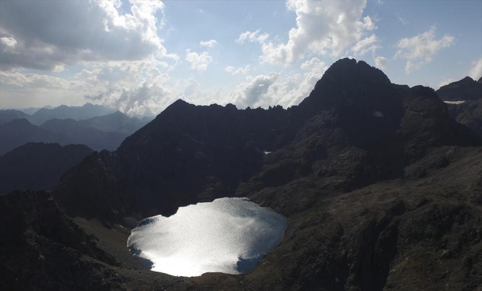 <p>Kaçkar Dağları Milli Parkındaki buzul vadileri arasında en uzunu 12 kilometrelik Elevit teknesi olarak tescillenirken 4 buzul vadisinin uzunluğu ise 10 kilometreyi aşıyor.</p>