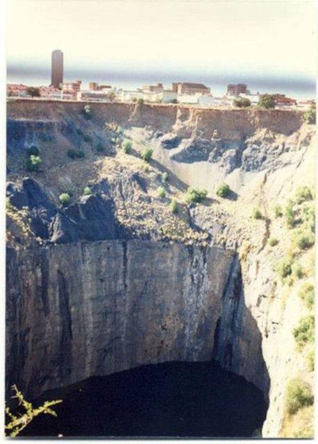 <p>Kimberley çukuru tam 1097 metre derinliğinde.</p>

<p> </p>
