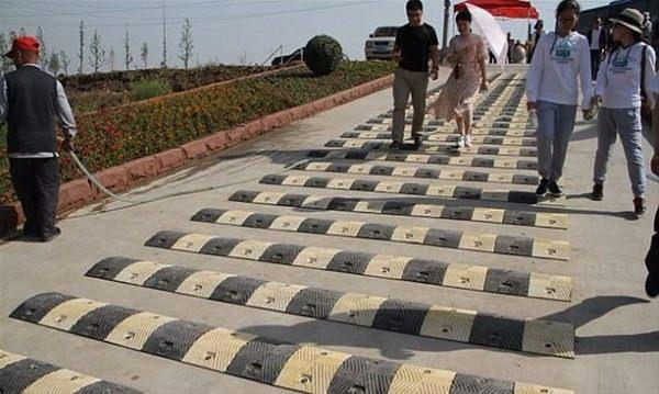 <p>Çin'de yayaların yavaş yürüyerek etraflarındaki doğal güzelliklerin tadını çıkarmaları için yürüyüş yollarına tümsekler yapıldı.</p>

<p> </p>
