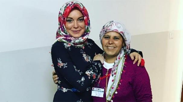 <p>Lohan Türkiye'de ilk olarak Gaziantep mülteci kamplarını ziyaret etmiş, aileler ile yakından ilgilenmişti. </p>
