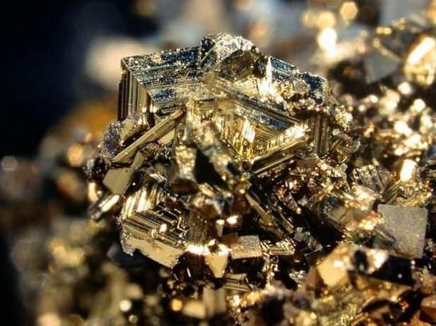 <p>İhtişamlı, göz alıcı, merak uyandıran o taşlar bakın ne etki gösteriyor;</p>

<p>Arsenopirit</p>

<p> </p>
