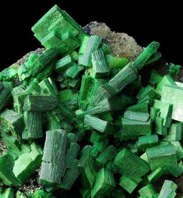 <p>Torbernit<br />
Radyoaktif olduğu için ısıtılması halinde ortama radon gazı salar.</p>
