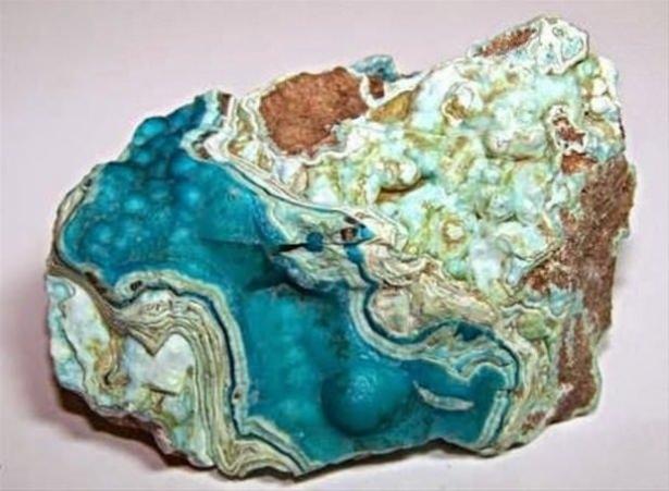 <p>Hemimorfit taşı<br />
Duygusal anlamda keyif vericidir, Özgüveni artırır.</p>
