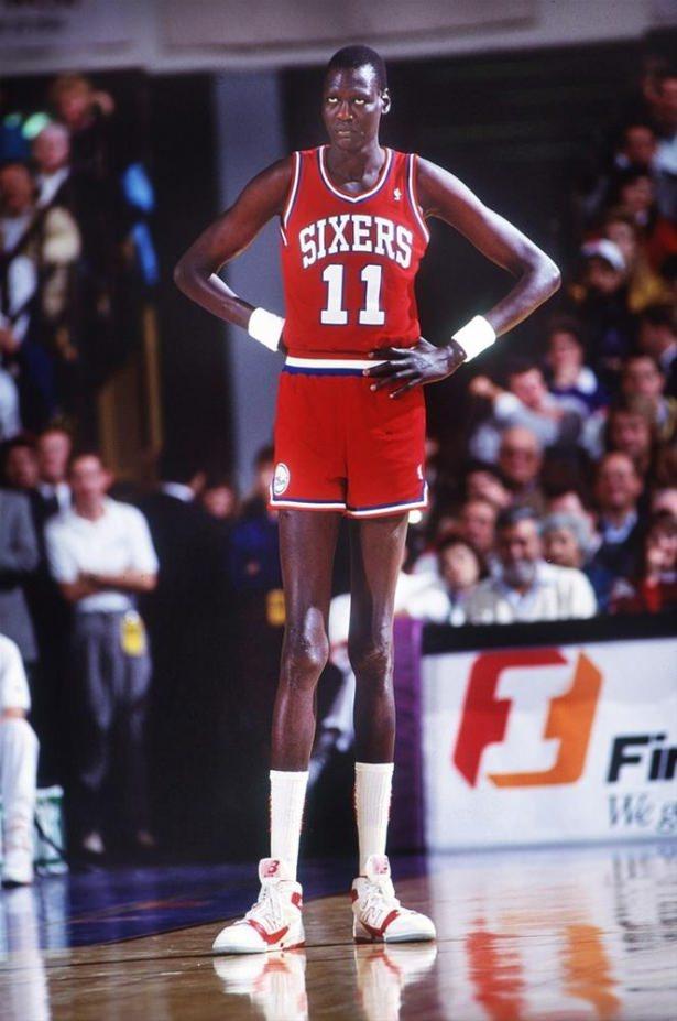<p>Manute Bol ve Gheorghe Muresan, 2.31'lik boylarıyla NBA tarihinin en uzun oyuncuları...</p>