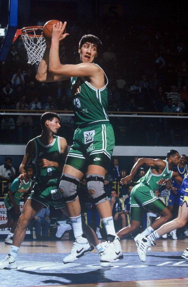 <p>Romanya vatandaşı Gheorghe Muresan ise 5 sezon forma giydiği NBA'de maç başına 1.5 blok ortalaması tuturmuştu...</p>