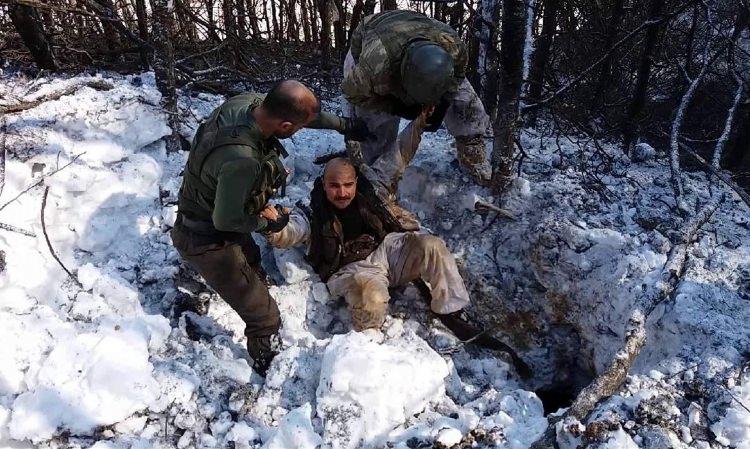 <p>Ayrıca bölgede yapılan arazi aramasında (1) adet sığınak bulunarak imha edilmiştir. Etkisiz hale getirilen teröristlerin üzerinde ve imha edilen sığınaktan; (8) adet Kaleşnikof Piyade Tüfeği, (1) adet Dragunov Keskin Nişancı Tüfeği, (1) adet Bixi makineli tüfek, (4) adet el bombası, bu silahlara ait çok sayıda mühimmat, EYP yapımında kullanılan malzeme, örgütsel doküman ve yaşam malzemesi ele geçirilmiştir. </p>