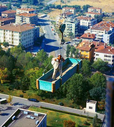 <p>Zeki Alasya usta çeşitli marifetleri ve korkusuzluğu ile bilinir ama bu biraz fazla gibi sanki!..Kesin çok da pis sallanır o iskele!... İlk ve doğal bungee jumping, tek fark ayağında seni geri çekecek lastik ip yok!.. İş bankası merkez binası şantiyesi burası!..Güzel bir yükseklik!.. Ankara 1974 </p>
