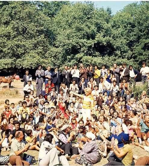 <p>"Yalancı Yarim" oynamış galiba?.. Enteresan bir set karesi paylaşalım o zaman!... Ne amaçla böyle bir organizasyon olmuş orda? Neden bu kare çekilmiş belli değil.. Afiş için de çekilmiş olamaz, fazla geniş ve genel bir kare!.. Sultansuyu piknik sahnesi ama sanki çekim arası Emel hanım şarkı söylüyor gibi duruyor.. Önde oturanlar Münir Özkul orada, Tarık Akan, Mürvet Sim, Turgut Boralı, Halit Akçatepe, Zeki Alasya tüm ekip orada!.. Doğal bir figürasyon da var ve hatta biraz da fazla gibi sanki!.. Kamera arkası set fotoğraflarını seven çok oluyor, onlara gelsin!... </p>
