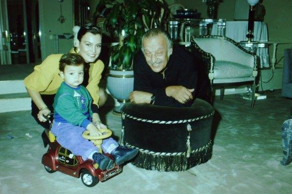 <p>Sibel Turnagöl, Sadri Alışık ve torunu</p>

<p> </p>

