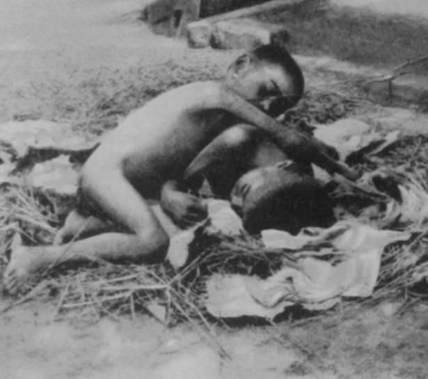 <p>Bir yetimhaneye bırakılan çocukların, davranışarı tıpkı bir kurt gibidir. Pişmil yemek yemeyen çocuklar çiğ et yemeye ise bayılmaktaydı.</p>