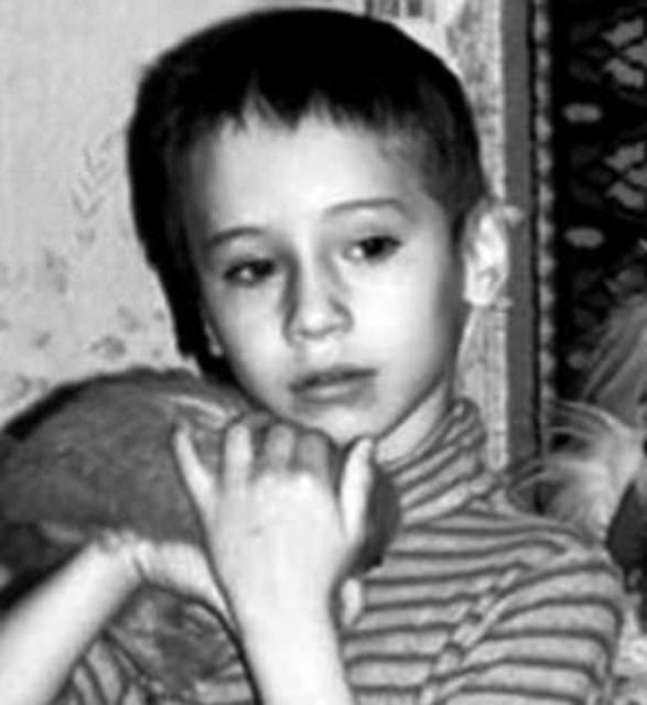 <p>Annesi tarafından kuş dili konuşulmaya zorlanmış. Kuş gibi kanat çırpan çocuk, çocuk ayrıca tıpkı bir kuş gibi sesler çıkartmaktadır.</p>
