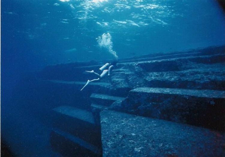 <p>Yonaguni Şehri</p>
<p>Yonaguni Anıtı'nın insan eliyle mi yapıldığını yoksa doğal şartlarla mı oluştuğunu çözmek bir hayli zor. Doğal şartlarla oluştuğu yönünde bazı kanıtlar varsa da, taraçalı taşlarına, üçgen şekillerine bakılarak nasıl böyle bir doğal güzelliğin oluşabileceğine hayret ediliyor. Deniz tabanından 76 metre kadar yükselen piramit, scuba-divingçileri güzelliğiyle cezbediyor. Eğer bu yapı, insan eliyle yapılmışsa, uzmanlara göre milattan yaklaşık 10,000 yıl kadar önceye dayanan bir tarihi olmalı.</p>